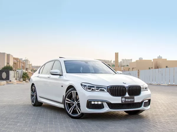 Dịch vụ thay Kính chắn gió xe BMW 730Li tận nơi